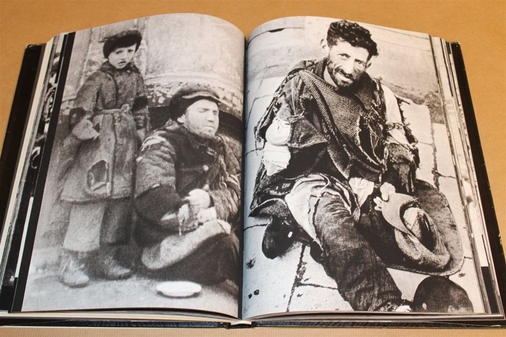 The Warsaw Ghetto — Herdenking Opstand [Fotoboek], Ophalen of Verzenden, Tweede Wereldoorlog, Gelezen, Overige onderwerpen