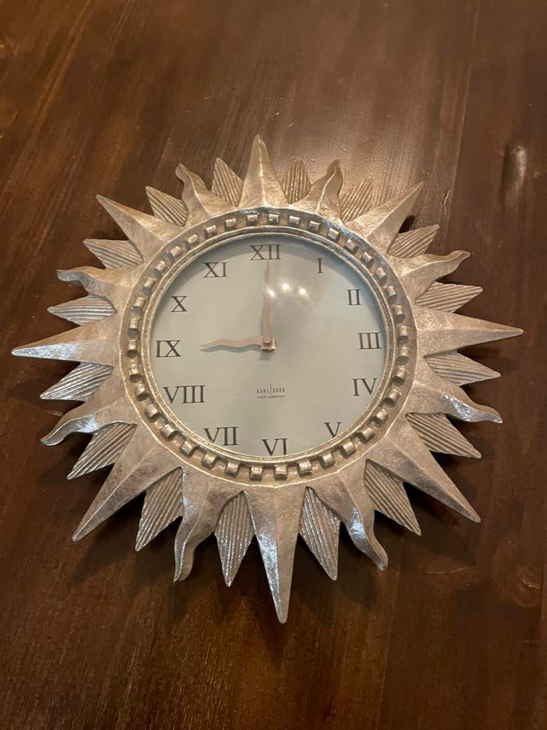Prachtige zilverkleurige Karlsonn vintage zonneklok, Huis en Inrichting, Ophalen of Verzenden, Zo goed als nieuw, Wandklok