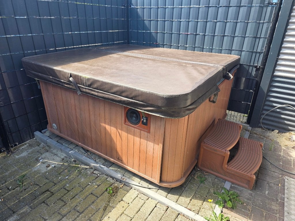 5-persoons Jacuzzi op 220V met 1 lig- en 4 zitplaatsen, Ophalen, Gebruikt, Trap, Vast