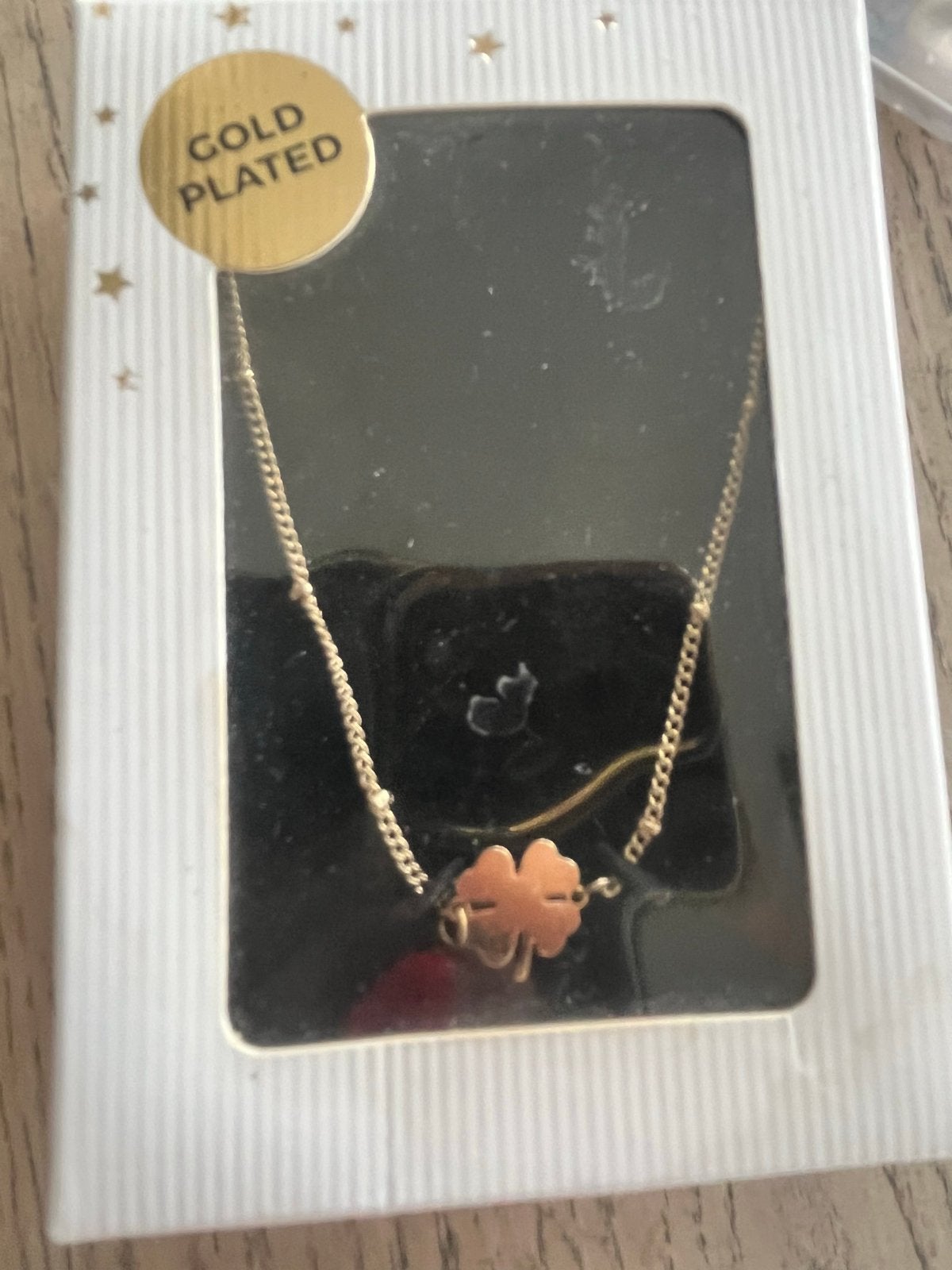 Goudkleurige ketting met klavertje vier hanger, Nieuw, Ophalen of Verzenden, Goud, Overige materialen