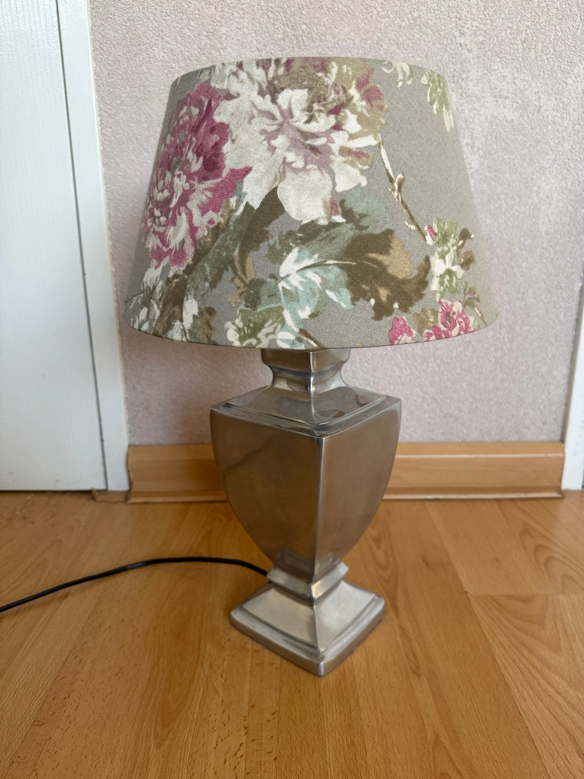 Stijlvolle tafellamp met bloemenkap, Ophalen, Meerkleurig, Zo goed als nieuw, Met kap