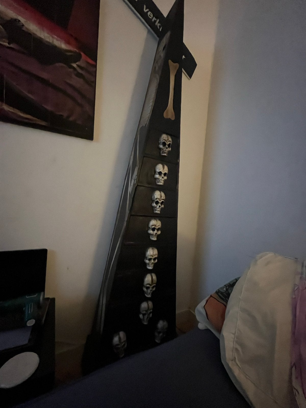 Unieke handgemaakte doodskistkast met schedels, Ophalen, Minder dan 50 cm, Gebruikt, 5 laden of meer