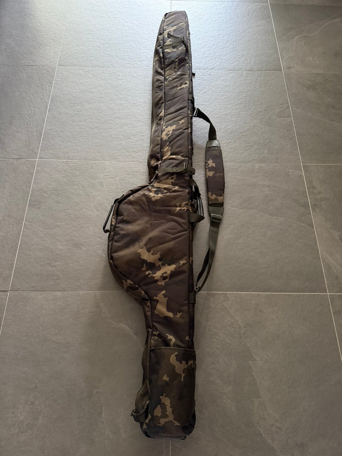 Korda Compac Rod Holdall 12ft Dark Kamo 3-Rod NIEUWSTAAT, Watersport en Boten, Hengelsport | Karpervissen, Zo goed als nieuw, Overige typen