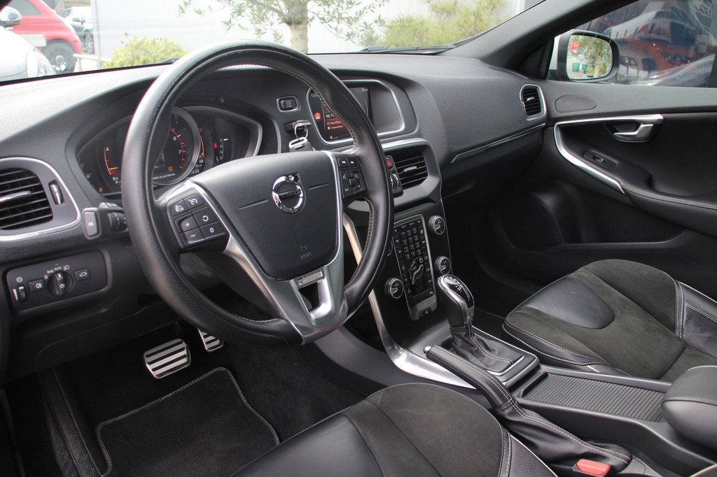 Volvo V40 1.5 T2 R-Design Automaat - LEDER/ALCANTARA - LED -, Auto's, Zwart, 4 cilinders, 700 kg, Bedrijf