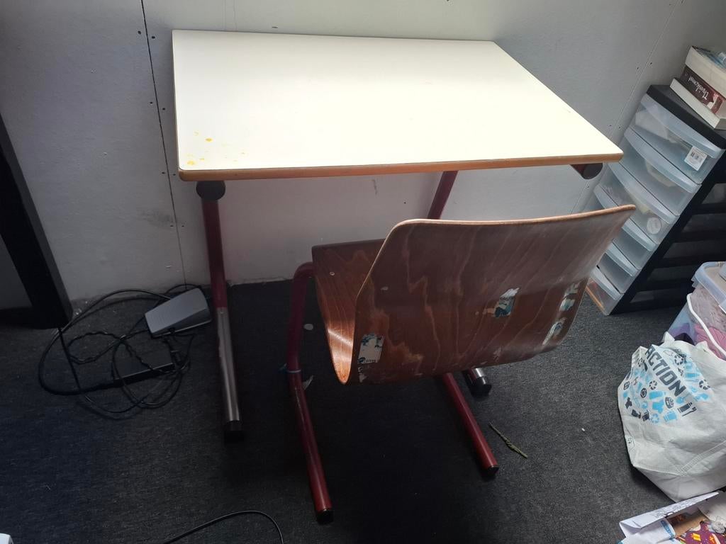 Vintage schoolbureau met stoel - ideaal voor kinderkamer, Huis en Inrichting, Bureaus, Ophalen of Verzenden