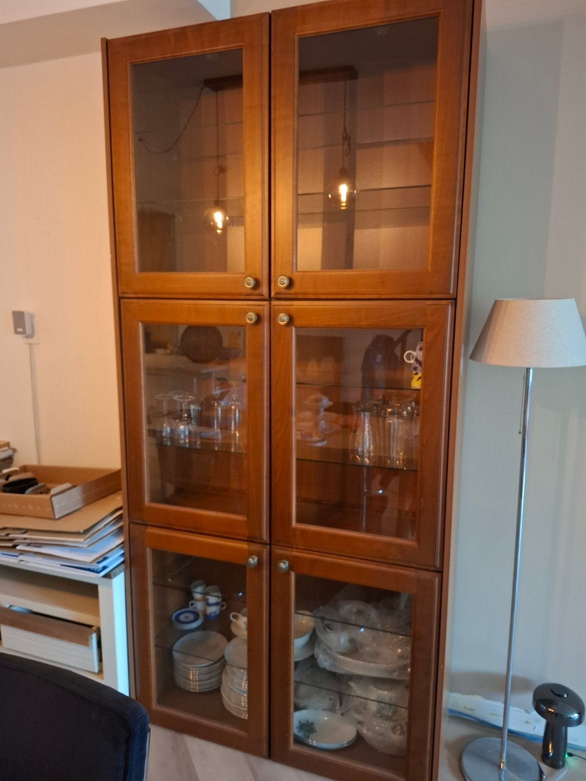 Hardhouten vitrinekast met glazen deuren en en planken, Huis en Inrichting, Ophalen, 100 tot 150 cm, 200 cm of meer, Klassiek