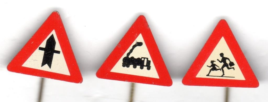 3 speldjes VERKEERSBORDEN METAAL (A2), Ophalen of Verzenden, Gebruikt, Overige onderwerpen