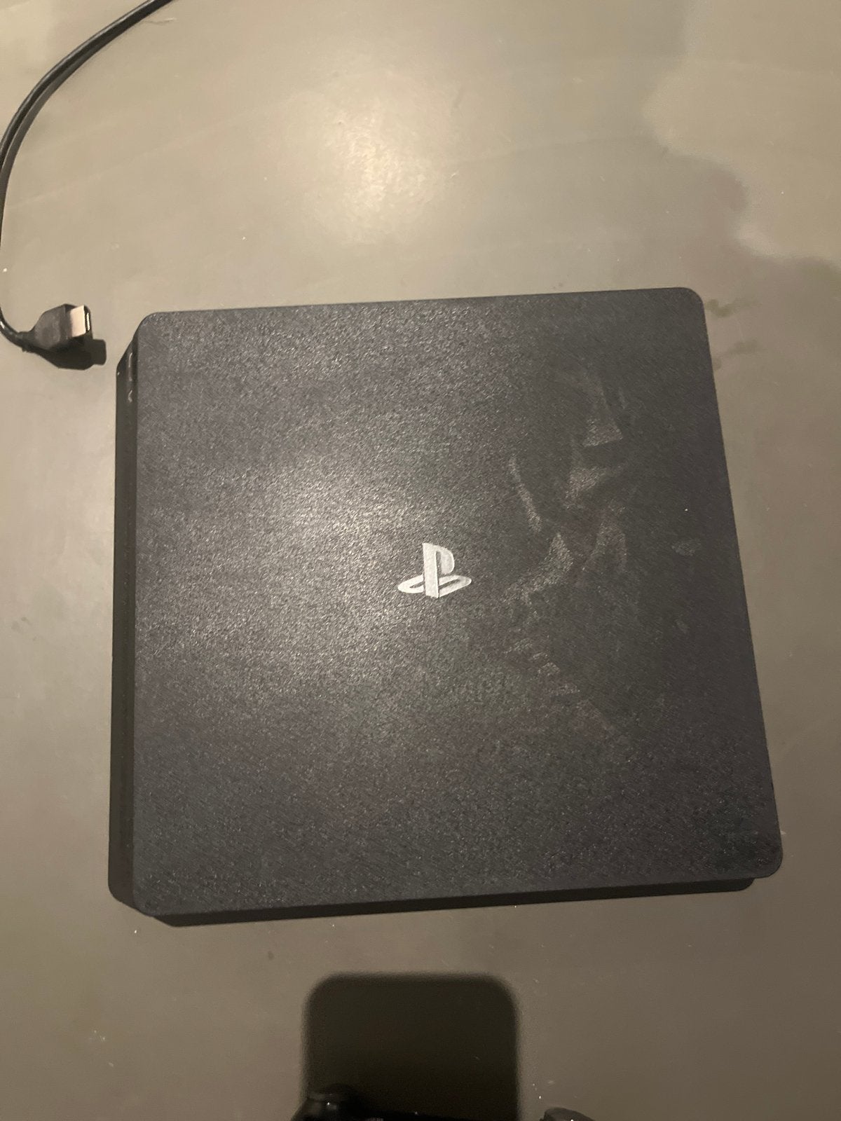 Foto 4 van PlayStation 4 Slim met controller en bedrading