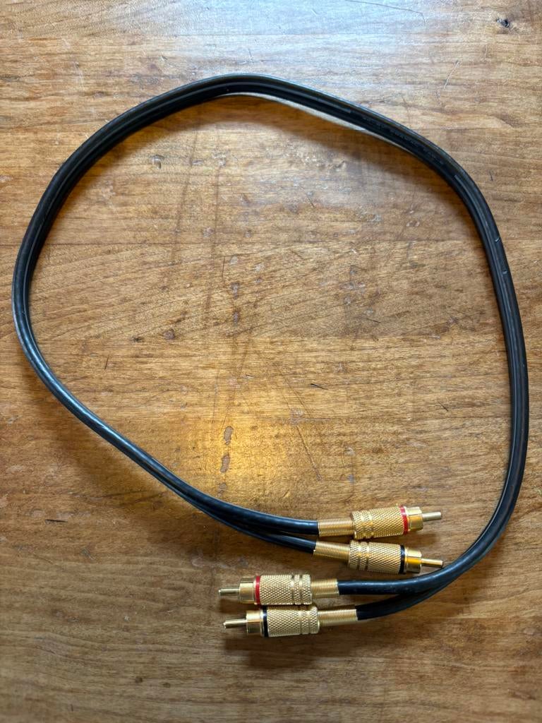 RCA interconnect vergulde pluggen. Lengte kabel 70centimeter, Ophalen of Verzenden, Zo goed als nieuw, Minder dan 2 meter, Interlink-kabel
