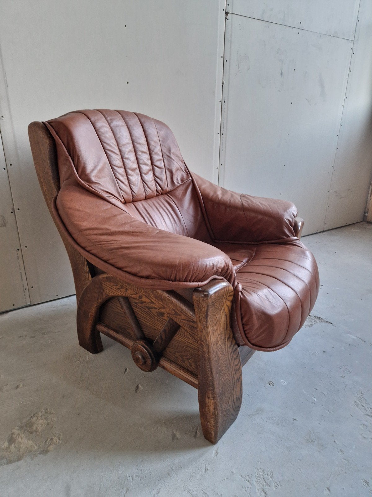 Leather and Oak Brutalist Design Lounge Chair 1970s, Ophalen, 75 tot 100 cm