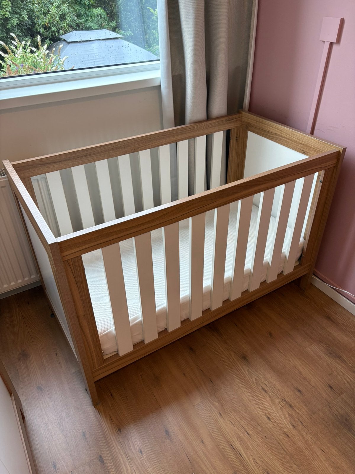 Stevig houten babyledikant 60x120 cm – inclusief matras, Ophalen, Zo goed als nieuw, Ledikant