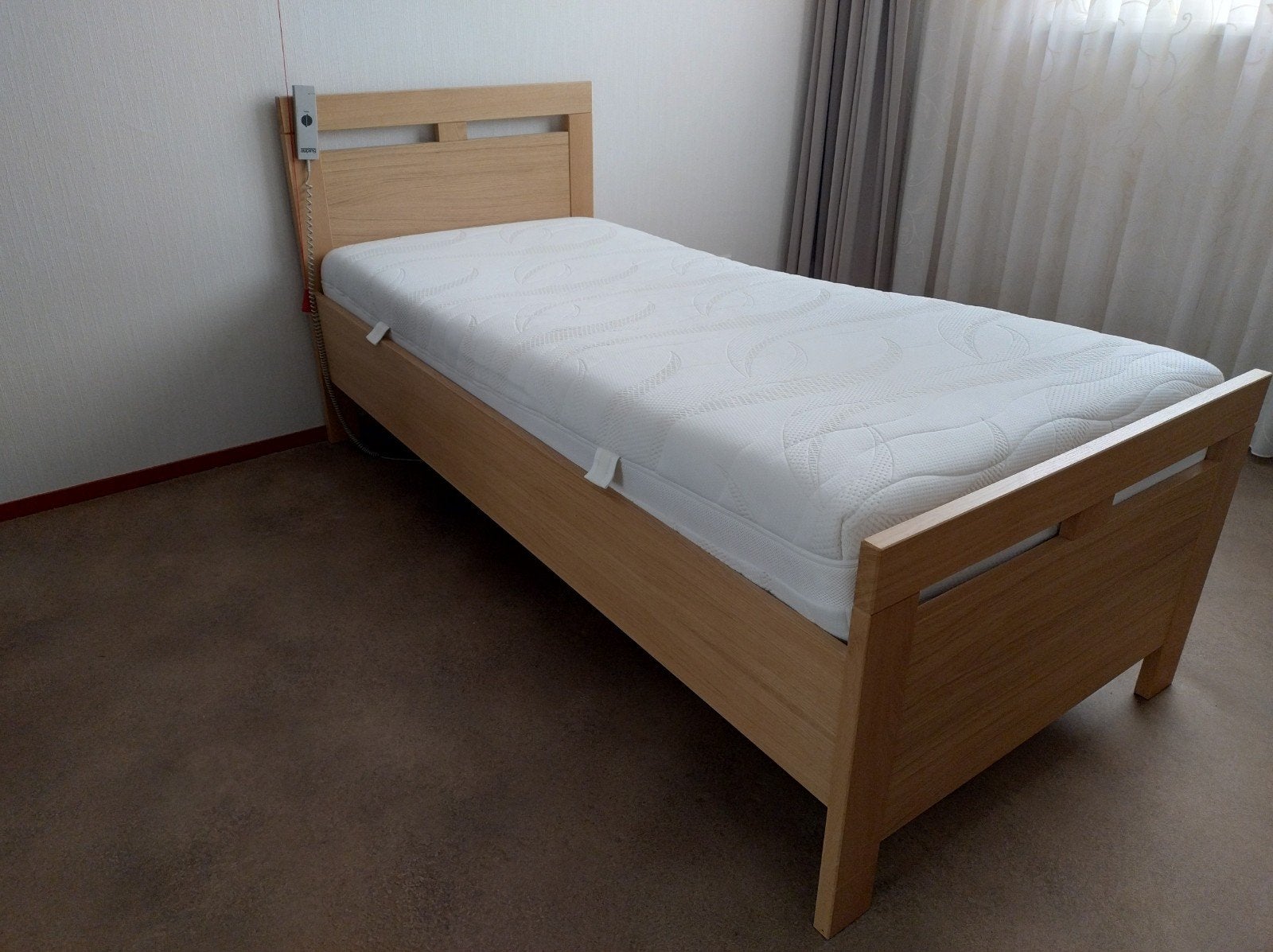 Blank eiken seniorenbed met luxe verstelbare spiraalbodem, Huis en Inrichting, Ophalen, Eenpersoons, Hout, 90 cm