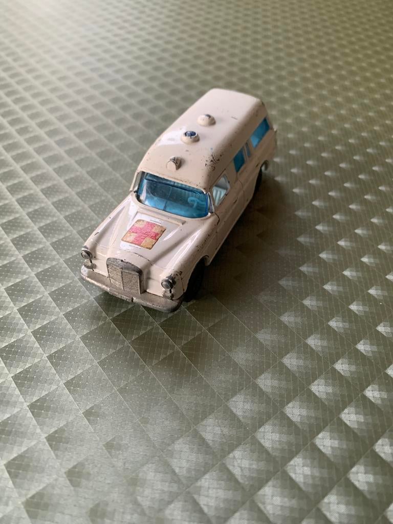 Ziekenauto Matchbox Mercedes Benz Binz Ambulance, Ophalen of Verzenden, Gebruikt