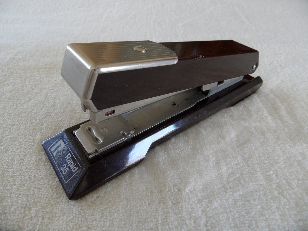 Rapid 25 nietmachine - bruin metaal - retro - vintage, Ophalen of Verzenden, Gebruikt