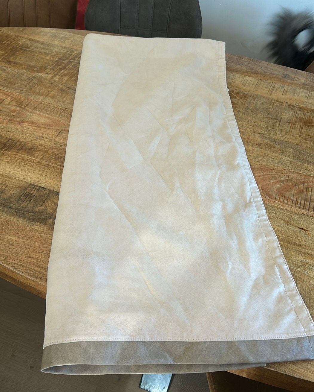 Gordijnen suède vrachtwagen ecru/creme kleur met leren band., Ophalen of Verzenden, Nieuw