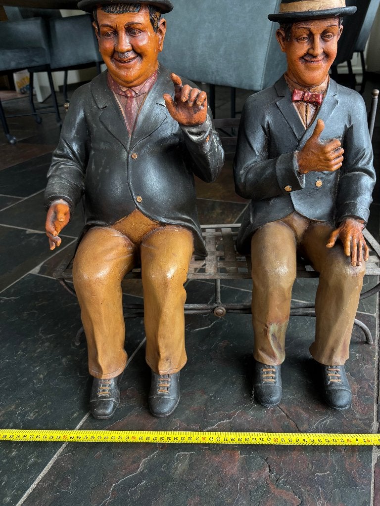 Laurel & Hardy (Dik en Dun) op smeedijzeren bankje 65cm hoog, Ophalen, Gebruikt