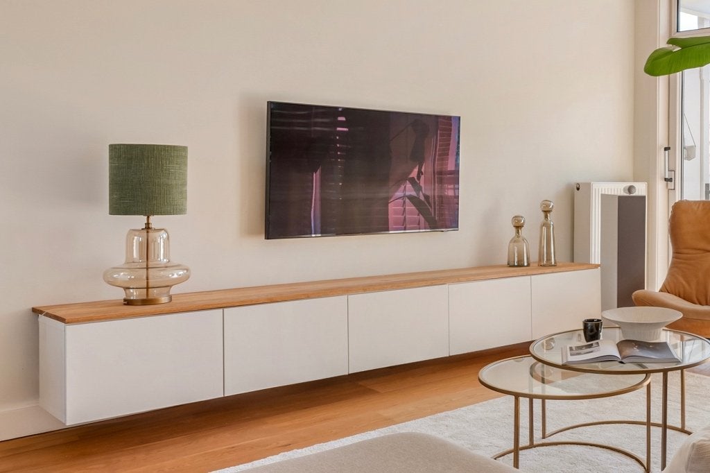 IKEA Besta zwevend tv-meubel — 299cm — essenhouten blad, Huis en Inrichting, Kasten | Televisiemeubels, Ophalen, Zo goed als nieuw