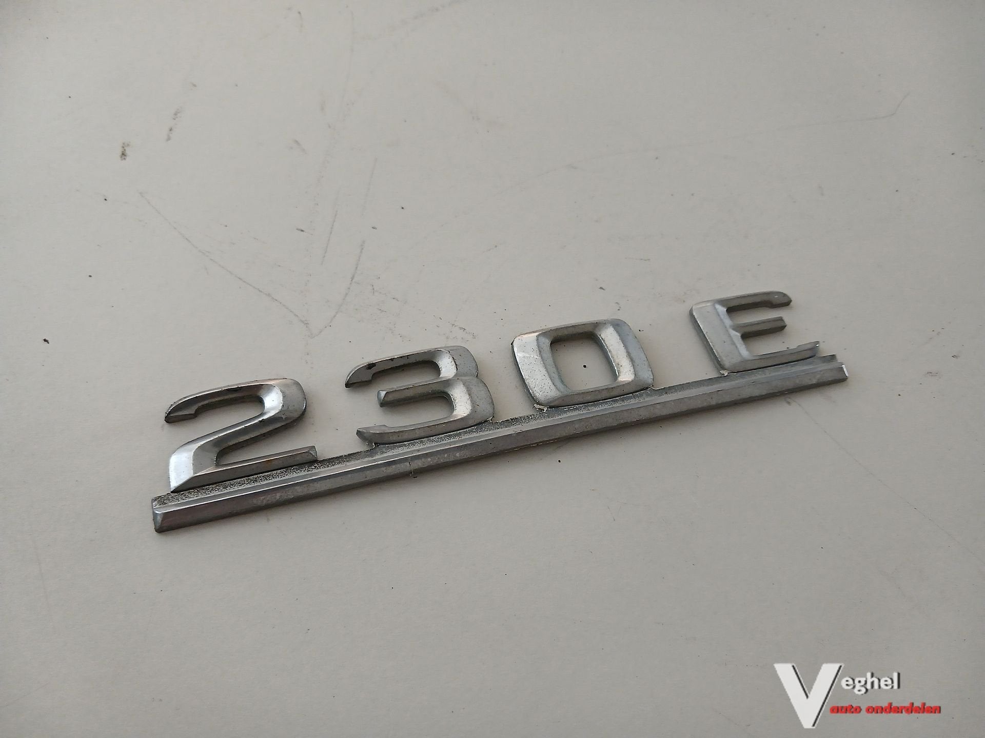 MB W124 sedan kofferbak embleem '90, Auto-onderdelen, Carrosserie en Plaatwerk, Gebruikt, Ophalen of Verzenden