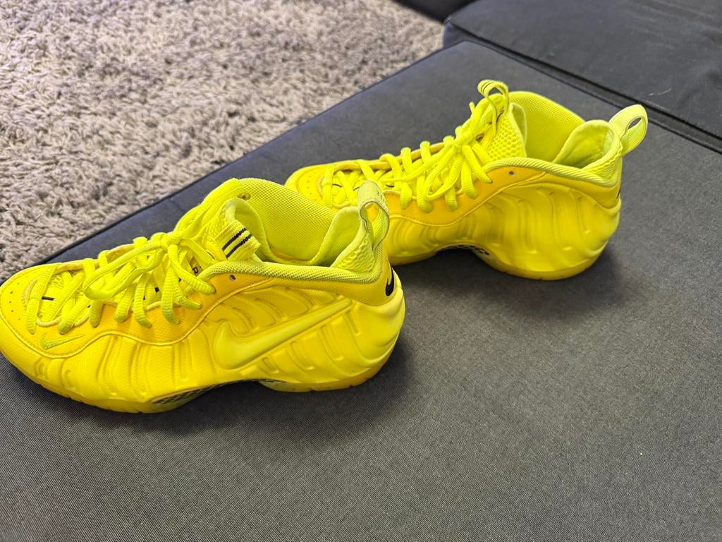 Nike Air Foamposite – felgeel – maat 42.5, Ophalen, Zo goed als nieuw, Overige kleuren