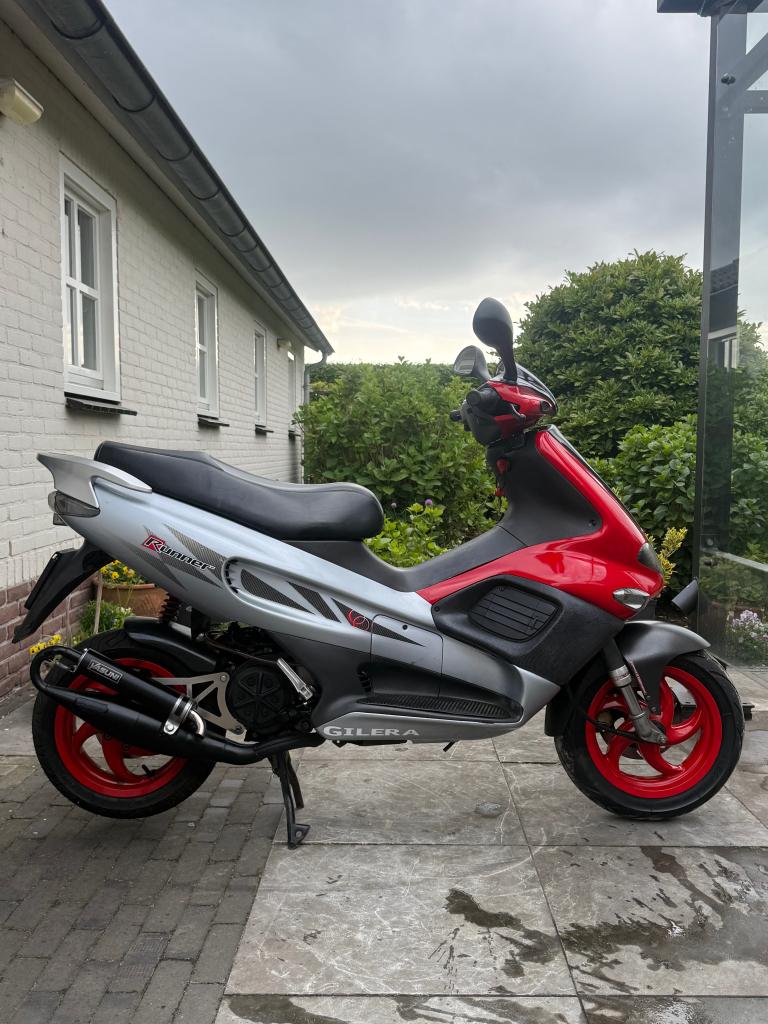 ⭐️Gilera runner sp pro Brom Nederlands kenteken Yasuni R⭐️, Fietsen en Brommers, Scooters | Piaggio, Niet ingevuld, Niet ingevuld