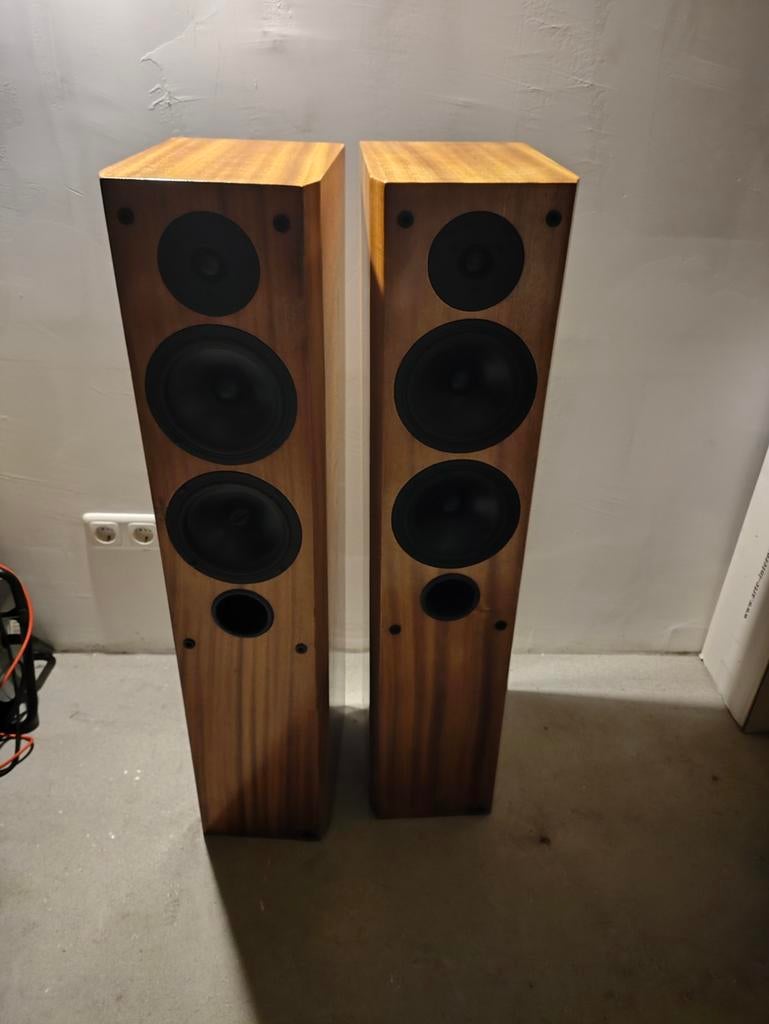Vifa Carat, Niet werkend, 120 watt of meer, Front, Rear of Stereo speakers, Ophalen