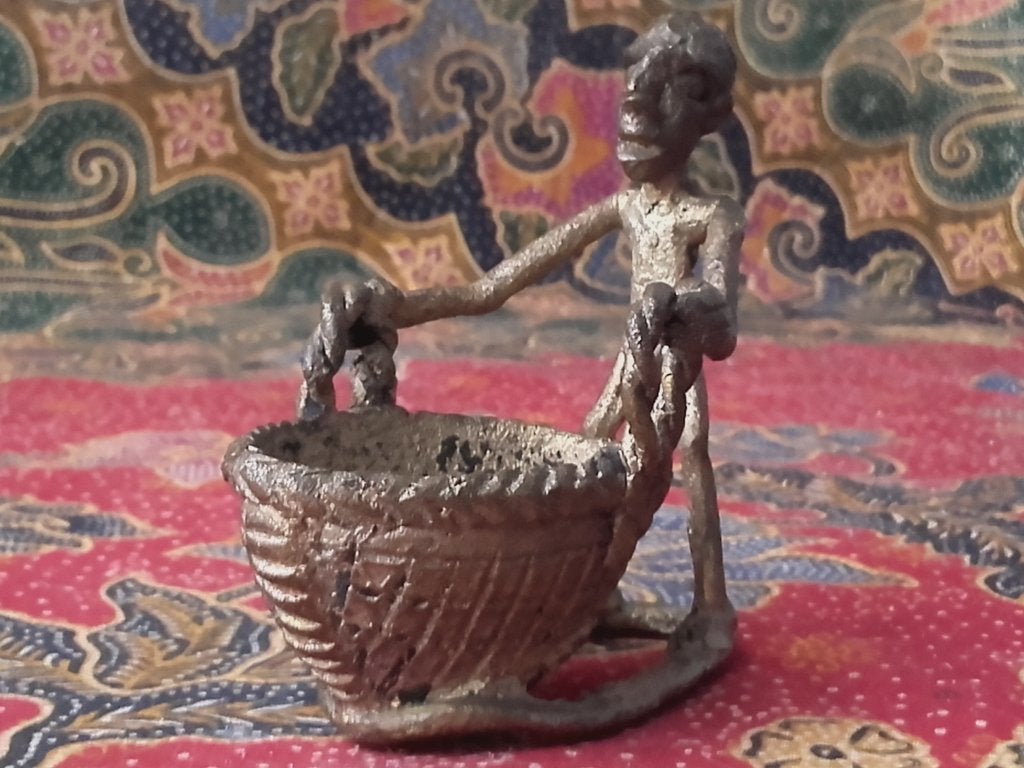 Origineel antiek brons beeldje uit Afrika van man met mand.