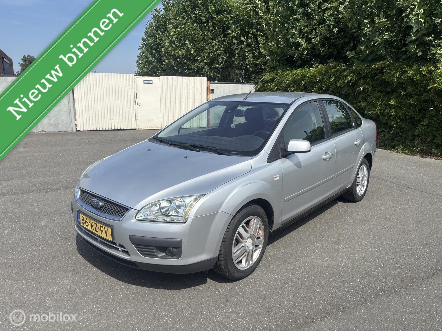Ford Focus 1.6-16V Ghia sedan automaat 2005, Auto's, 1596 cc, 101 pk, Gebruikt, 4 cilinders