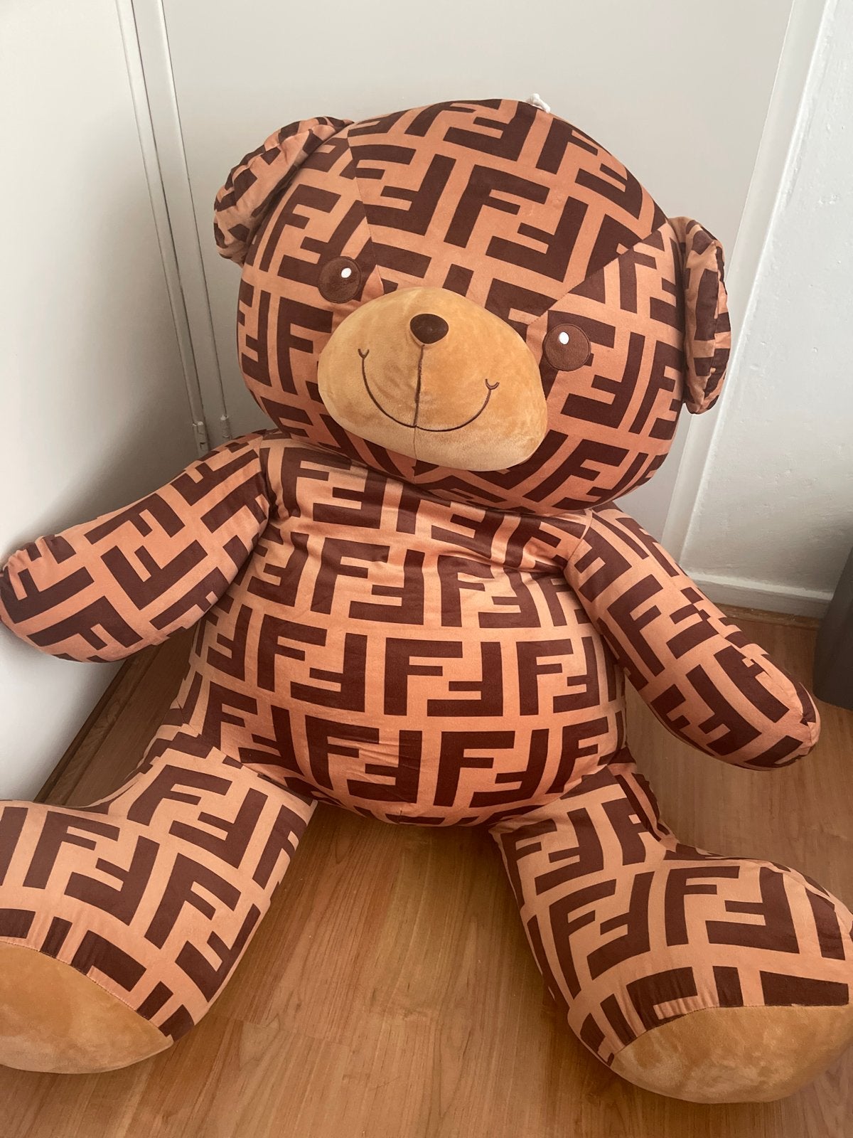 Grote Fendi-stijl teddybeer - Uniek en decoratief, Ophalen, Overige merken, Overige karakters, Beer