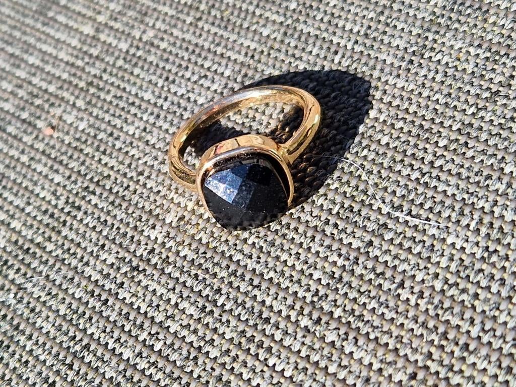 Nieuw verguld goud ring met zwart gefacetteerde steen, Met kristal, 18 tot 19, IJzer of Staal, Nieuw