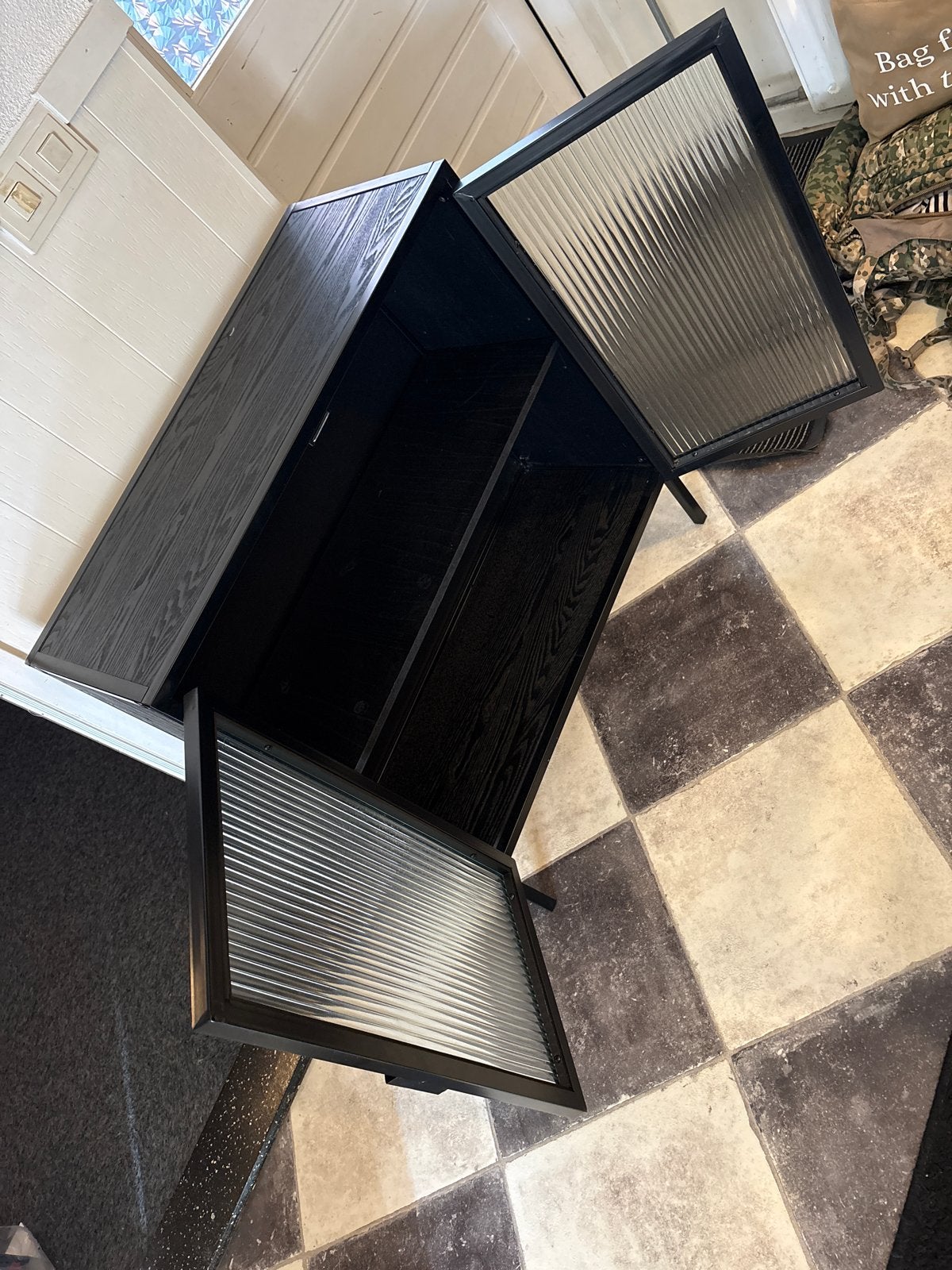 Zwart dressoir met geribbeld glas, Ophalen, Zo goed als nieuw
