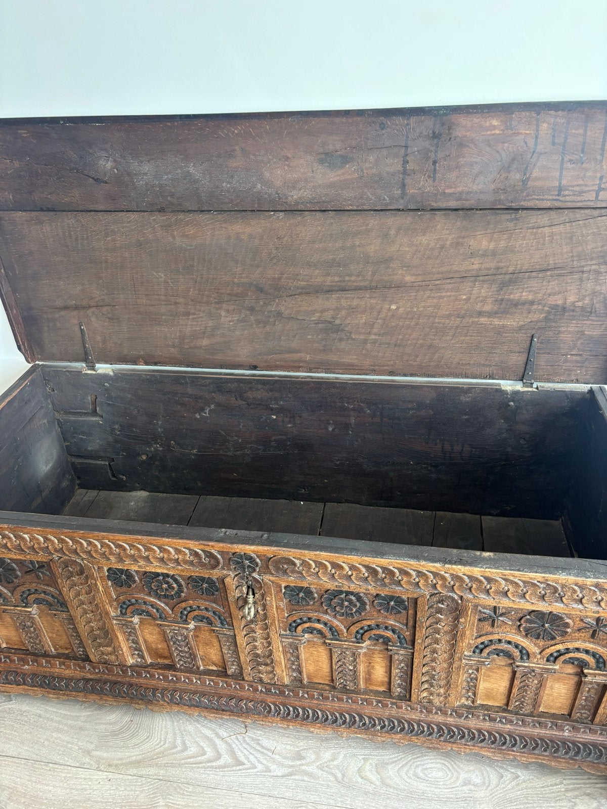 Antieke dekenkist / koffer / opbergkist met houtsnijwerk, Antiek en Kunst, Ophalen of Verzenden