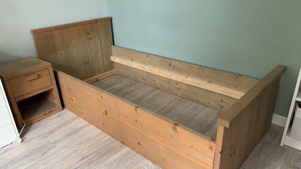Bed van steigerhout, Ophalen, 85 tot 100 cm, Gebruikt, Matras