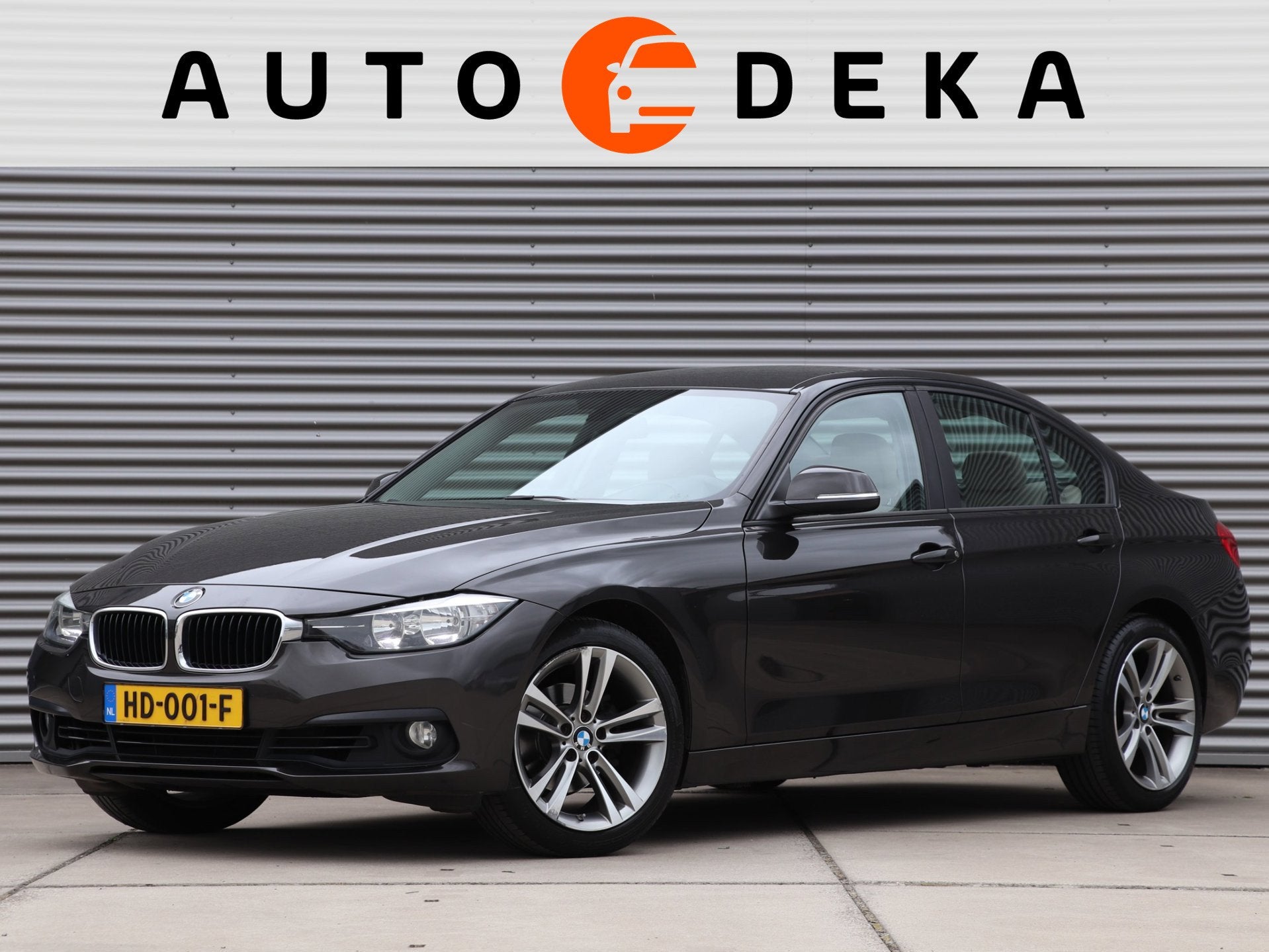 BMW 3-serie 318i Essential Automaat *Dealeronderh.*Leder*Nav, Auto's, Automaat, Gebruikt, Bruin, Bedrijf
