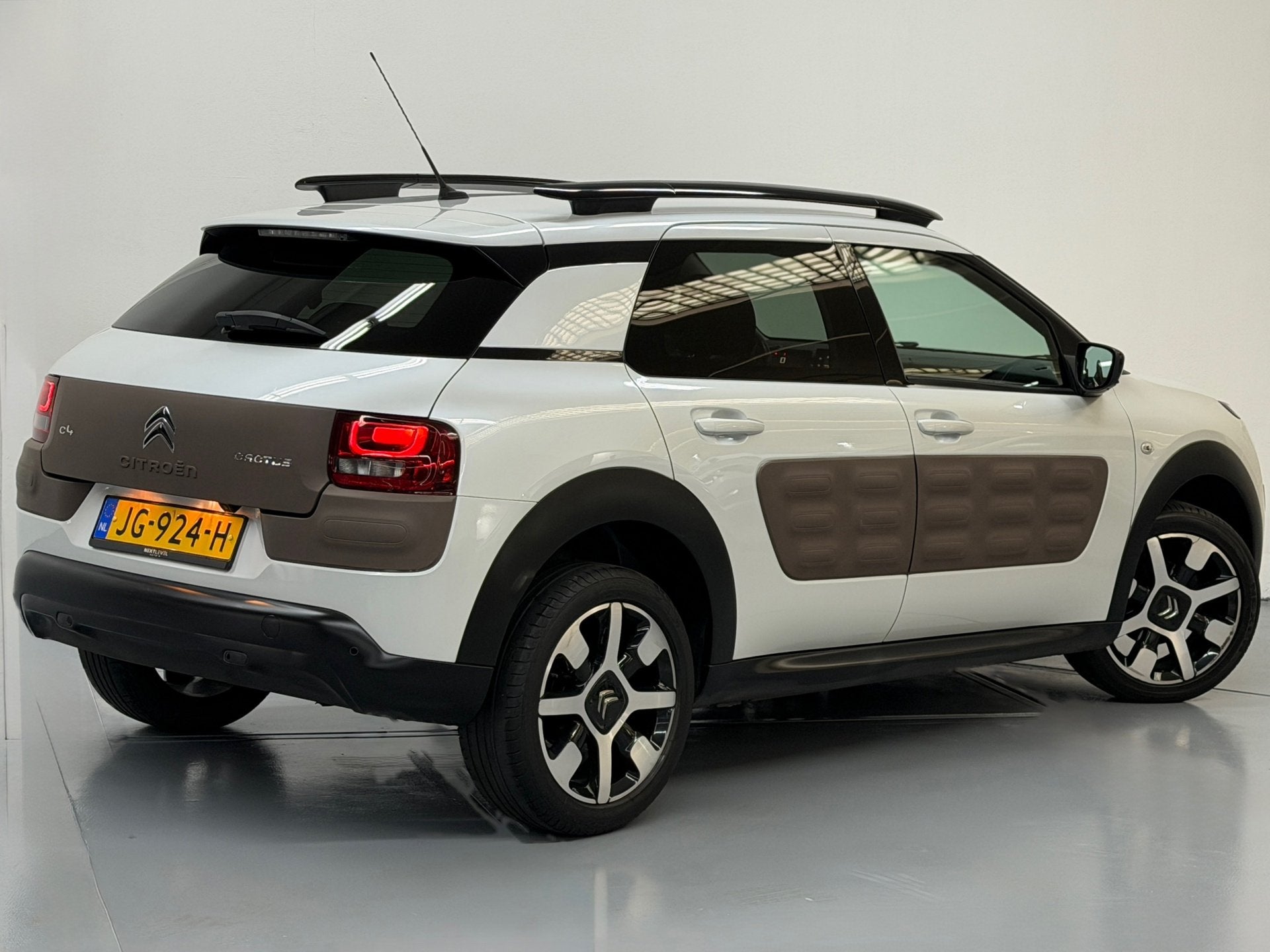 Foto 13 van Citroen C4 Cactus 1.2 PureTech Shine D.riem vervangen Camera