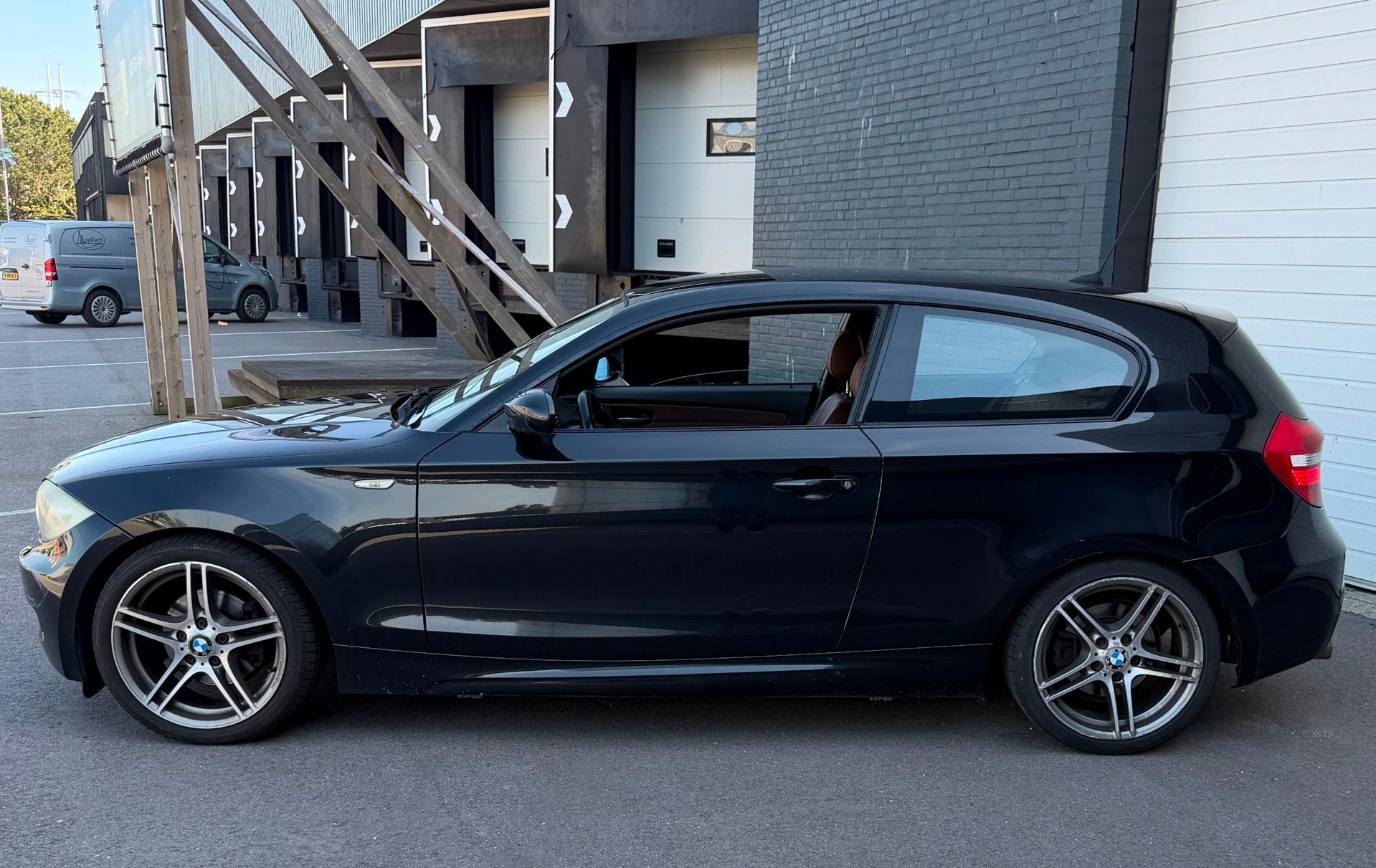 BMW 1-serie 120i High Executive M-PAKKET/LEDER/XENON/VOLO-H, Auto's, 1-Serie, Dealer onderhouden, Achterwielaandrijving, 4 cilinders