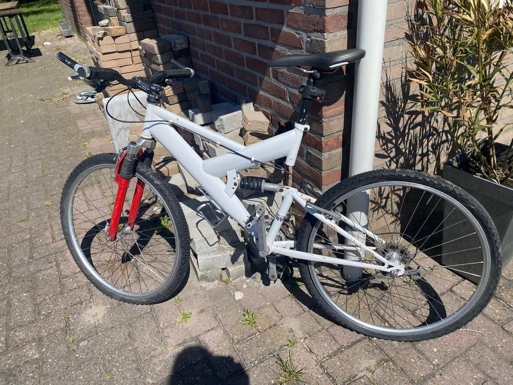 Mountainbike met dubbele vering - Wit/Rood, Fietsen en Brommers, Gebruikt, 53 tot 57 cm, Ophalen, Overige merken