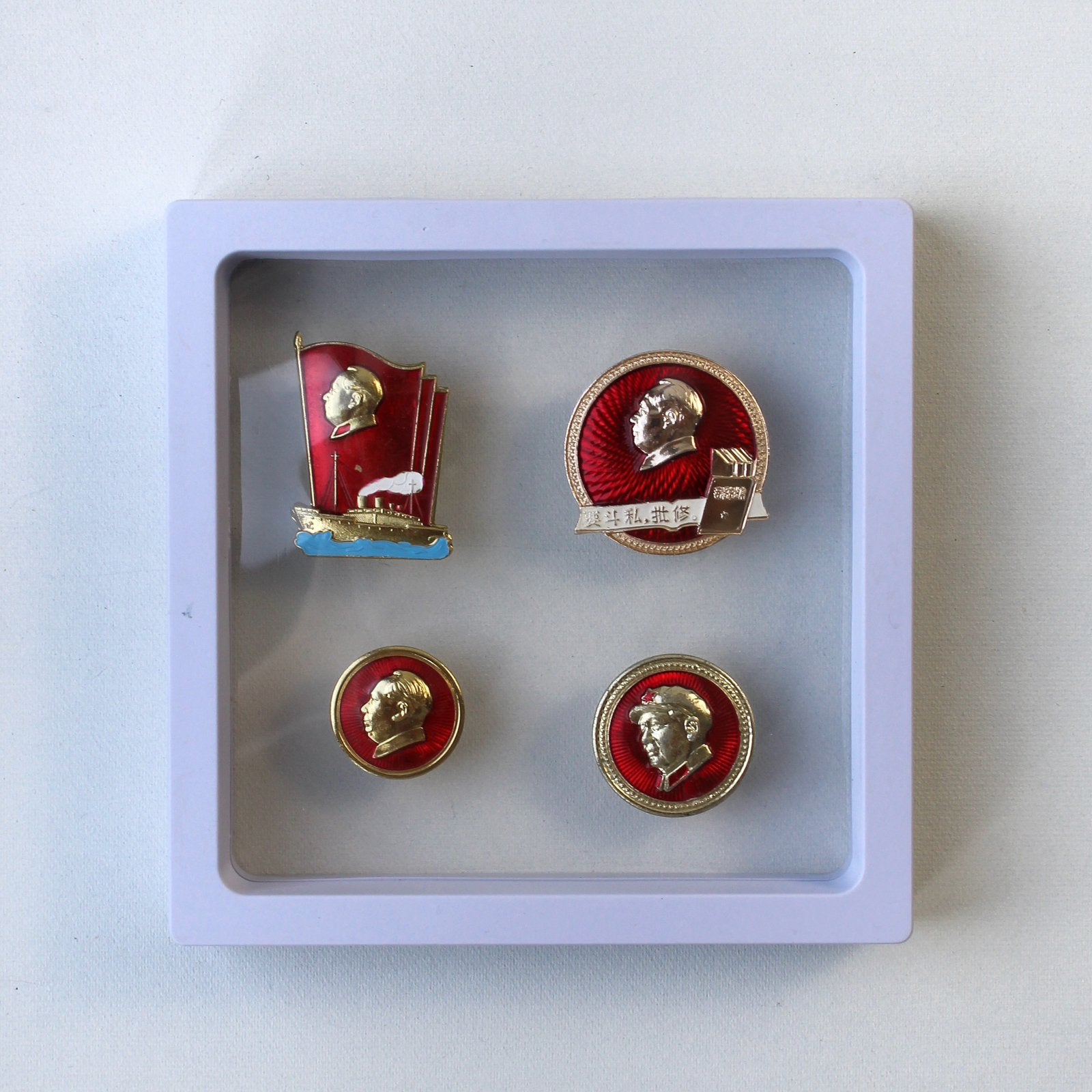 Set 4 originele Mao speldjes + display (Culturele Revolutie), Verzamelen, Ophalen of Verzenden, Zo goed als nieuw, Overige onderwerpen