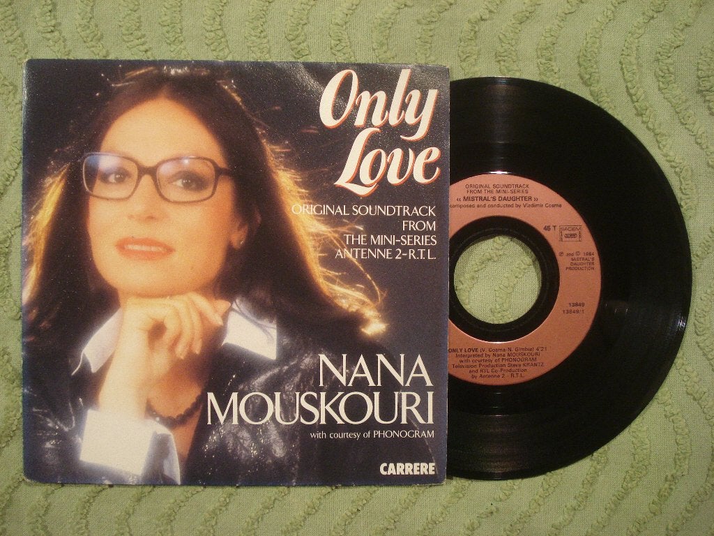 Nana Mouskouri 7" Vinyl Single: ‘Only love’ (Frankrijk), Ophalen of Verzenden, Zo goed als nieuw, Pop