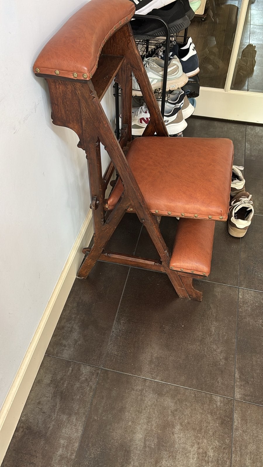 Antieke look bidstoel met bruin lederen bekleding, Ophalen