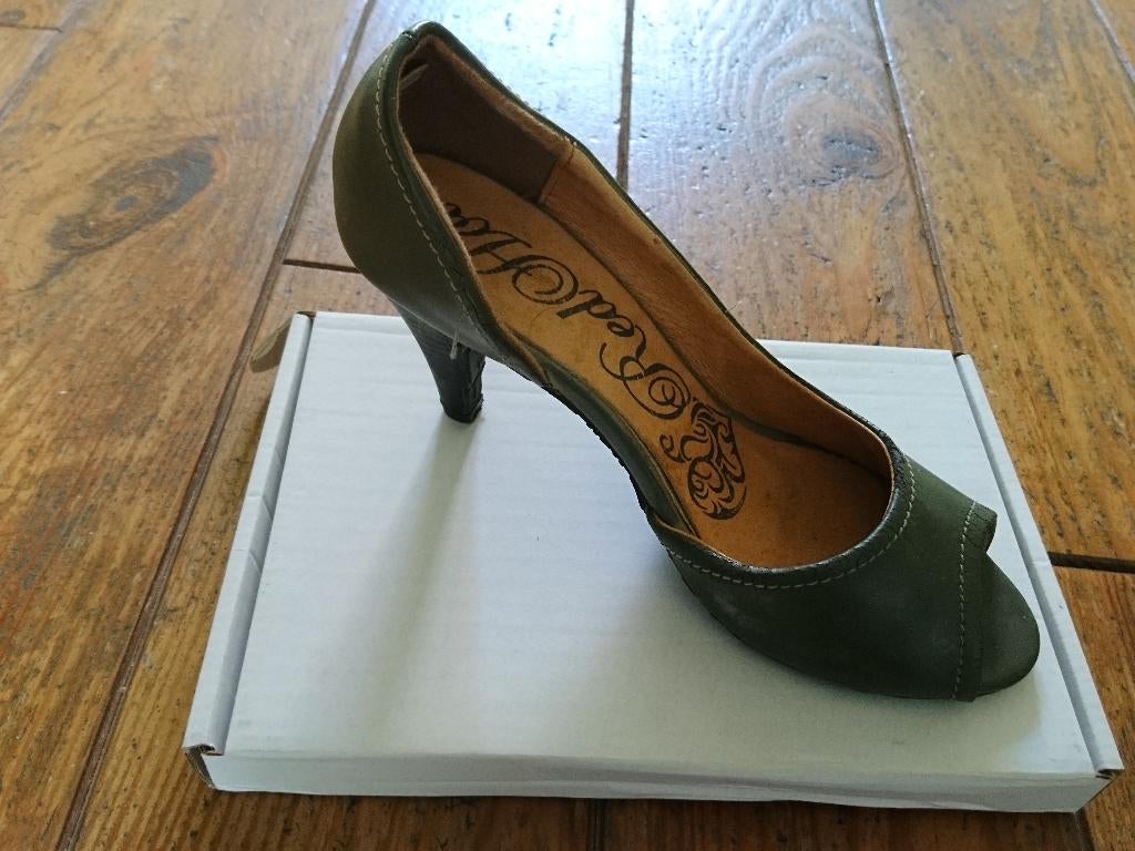 Grijze pumps RED HOT maat 37, Pumps, Ophalen of Verzenden, Zo goed als nieuw, Grijs