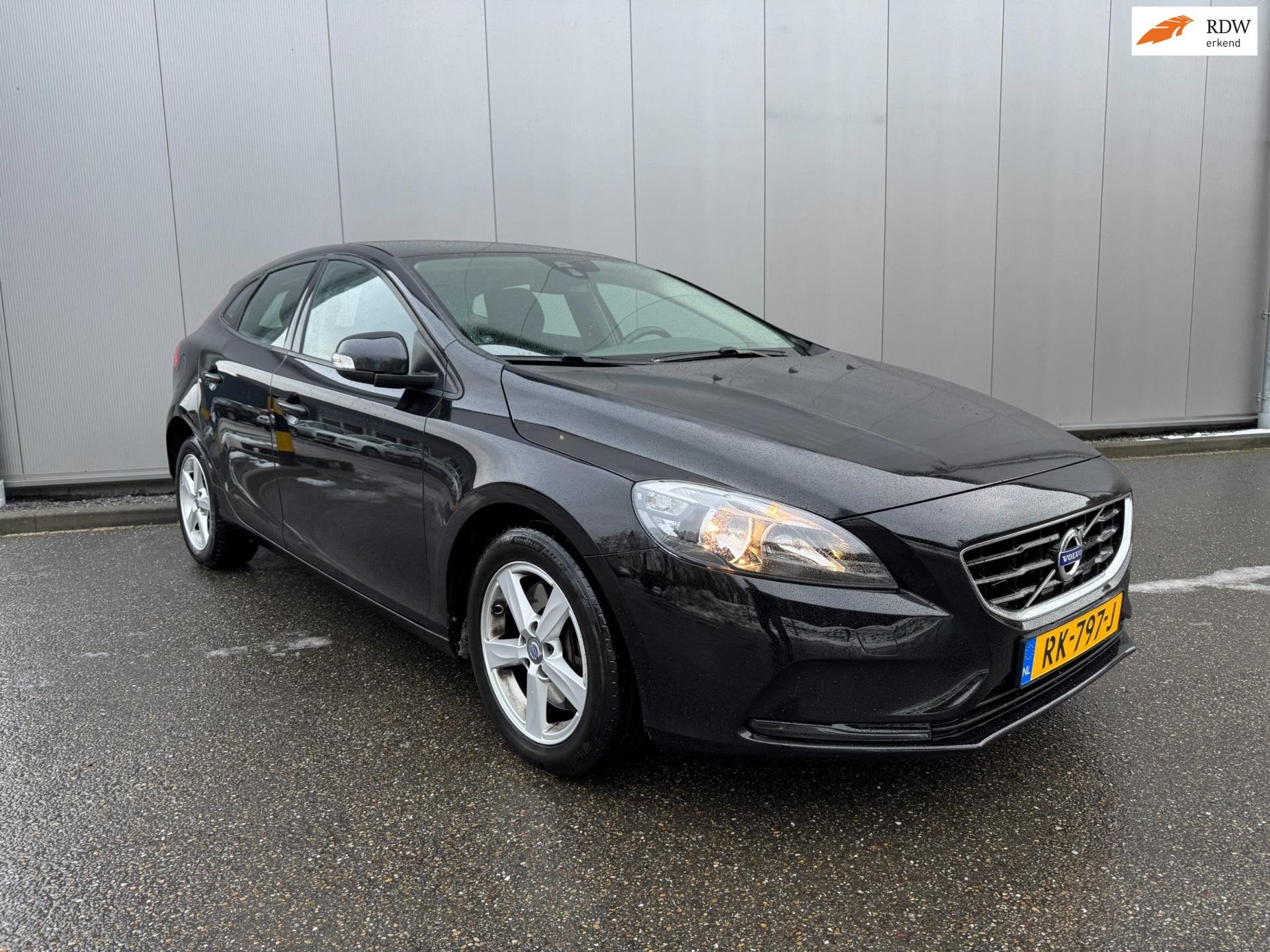 Volvo V40 2.0 D2 Momentum automatic, Auto's, Stof, Gebruikt, 4 cilinders, Verwarmde buitenspiegels