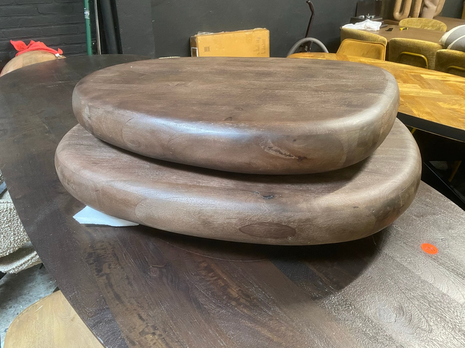 Salontafel Kabo donkerbruin draaibaar 100x80 organische vorm