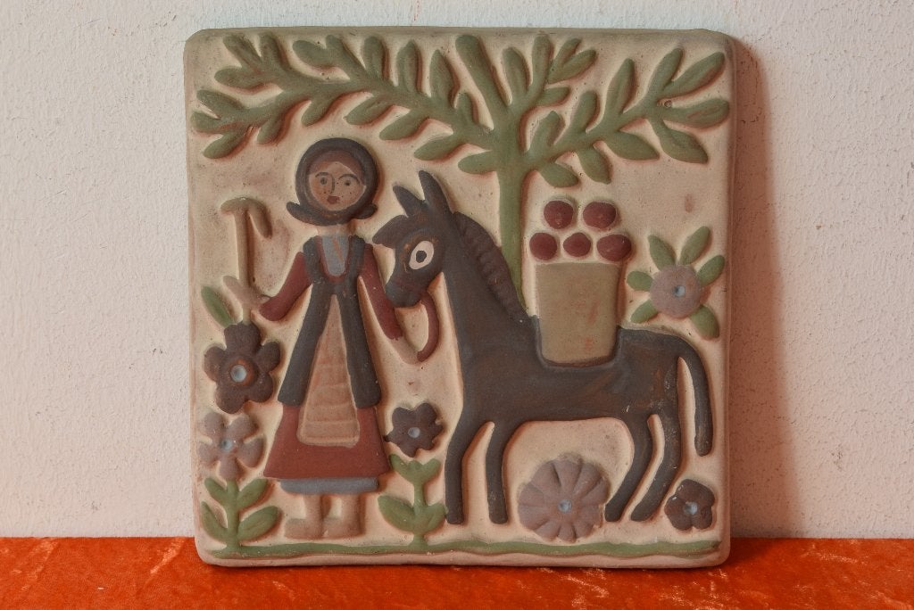 Retro vintage jaren 70 wandtegel - Vrouw met ezel, Antiek en Kunst, Ophalen of Verzenden