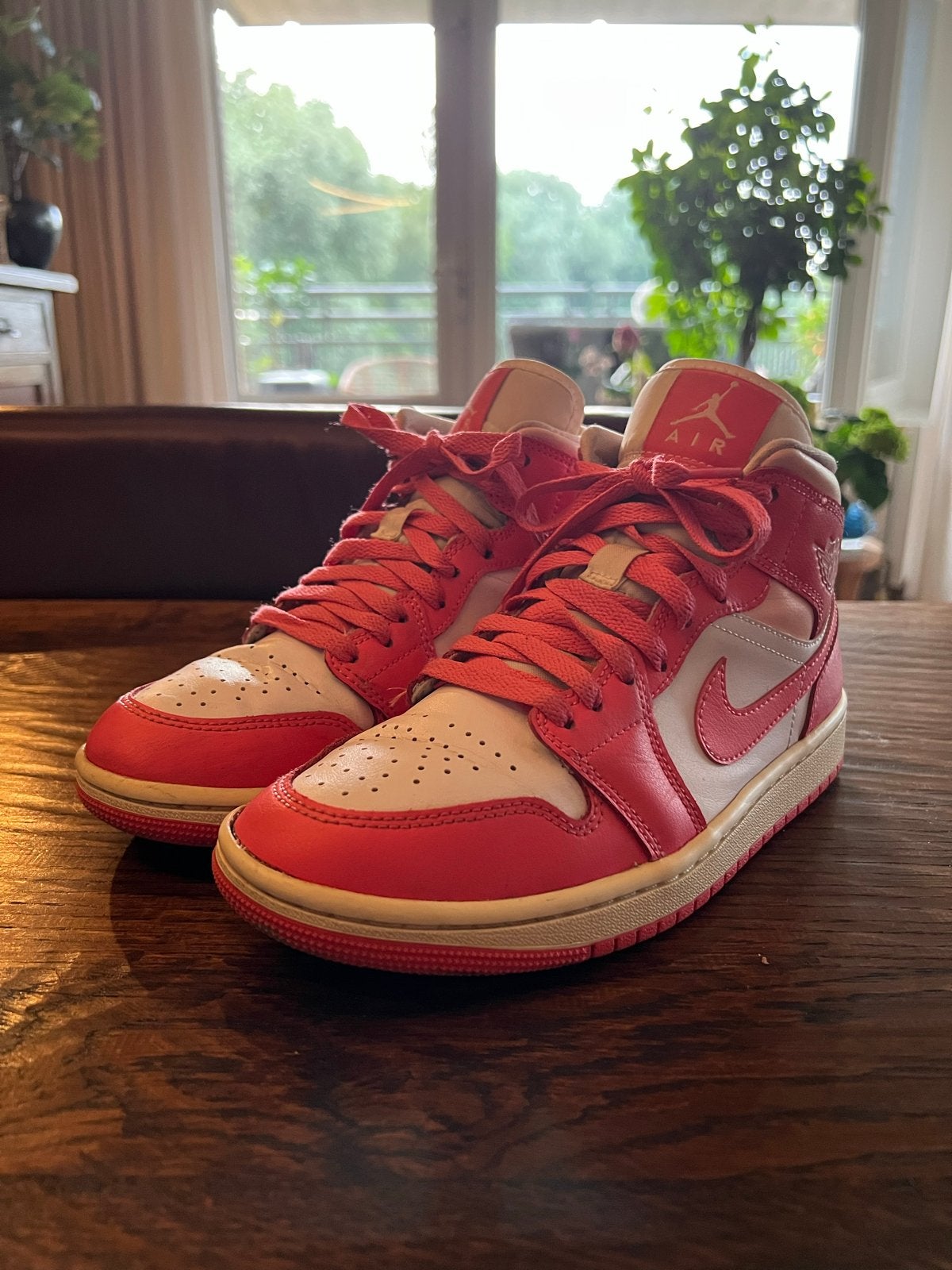 Nike Air Jordan 1 Mid Wmns "Strawberries and Cream mt38, Kleding | Dames, Schoenen, Ophalen of Verzenden, Zo goed als nieuw, Roze