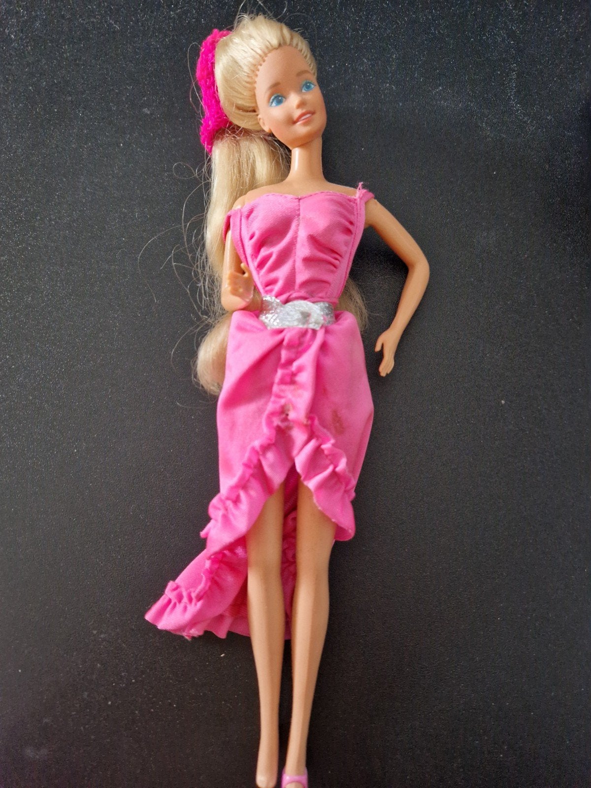 Vintage Barbie pop in roze jurk, Ophalen of Verzenden, Gebruikt, Barbie