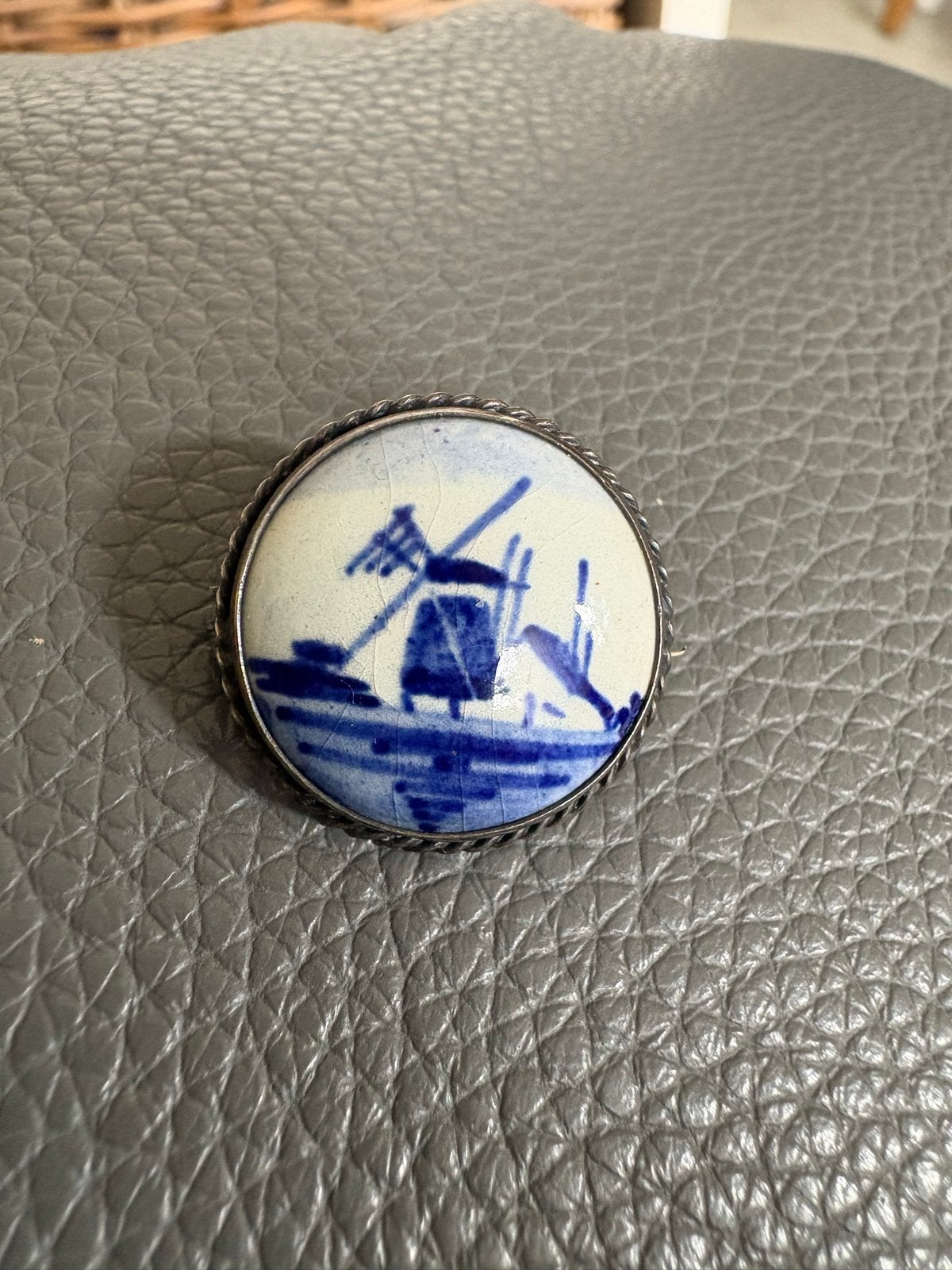 Vintage Delfts Blauw Brocheje  met Molen - Zilveren Rand, 4 tot 7 cm, Gebruikt, Blauw, Ophalen of Verzenden