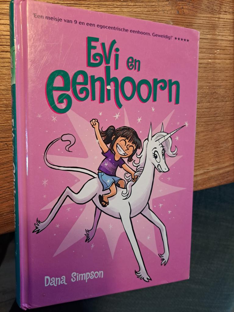 Evi en Eenhoorn - Dana Simpson (Kinderboek), Boeken, Ophalen of Verzenden, Zo goed als nieuw, Dana Simpson, Fictie