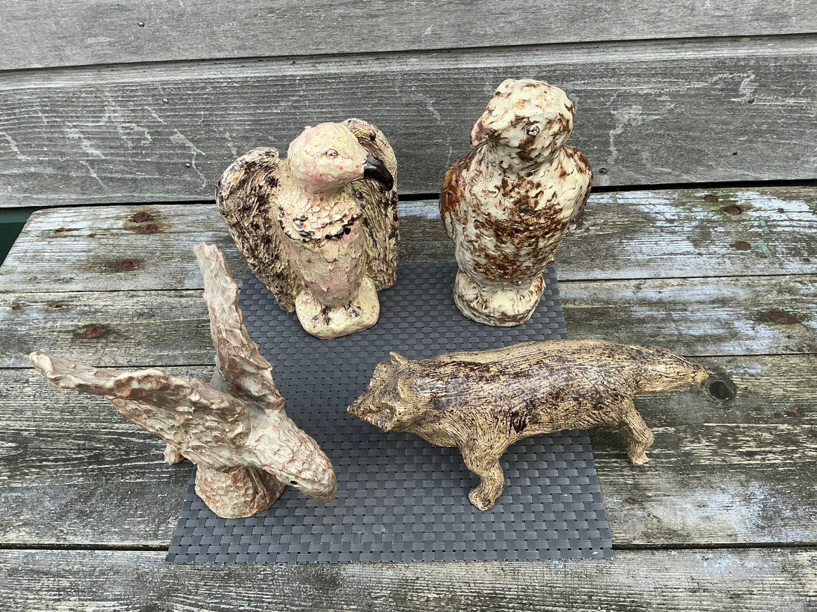 4 keramiek tuin beelden - adelaar, gier, havik en wolf, Ophalen of Verzenden, Zo goed als nieuw, Steen, Dierenbeeld