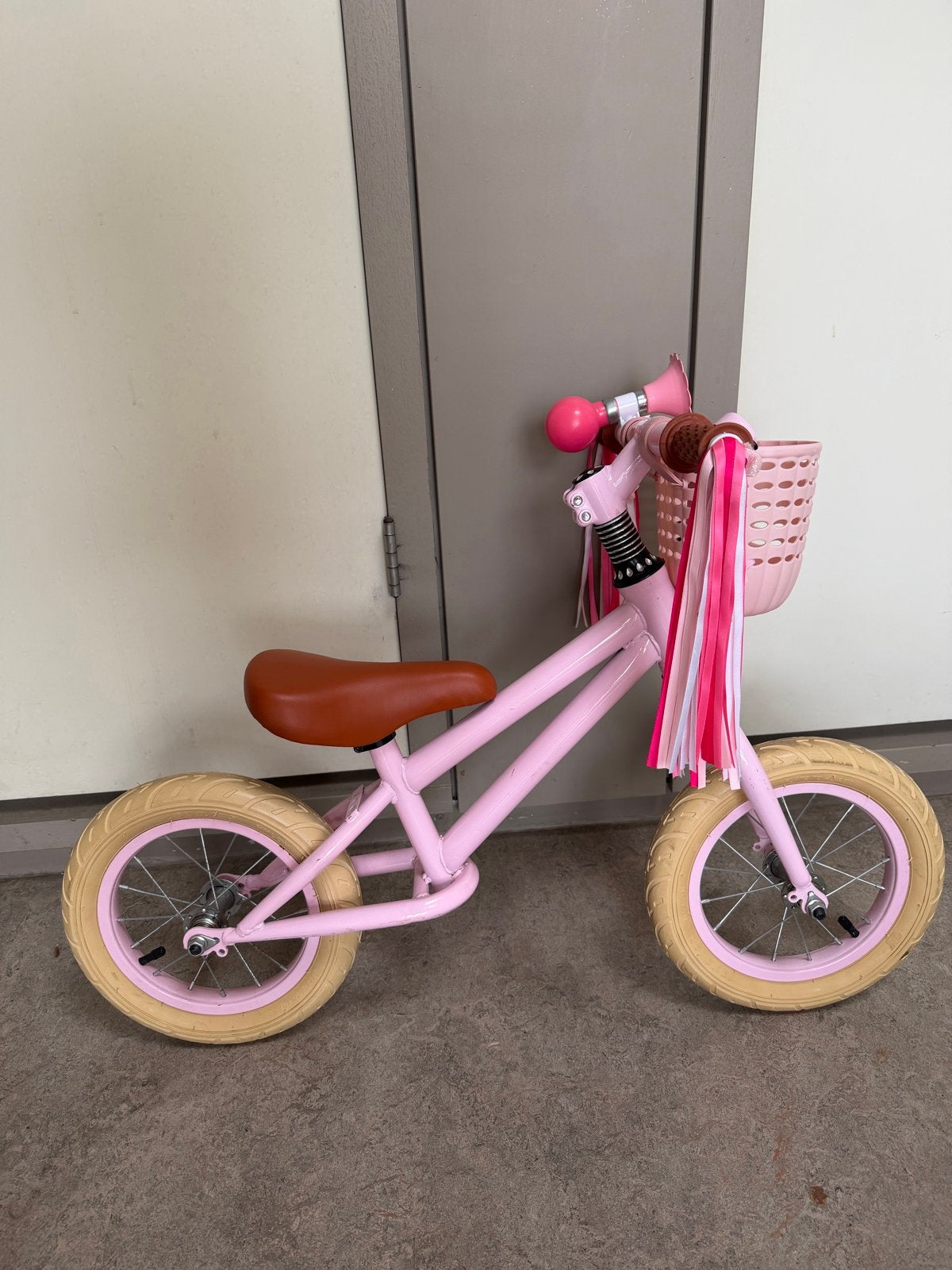 Roze loopfiets met mandje en toeter, Ophalen, Gebruikt, Velgrem, Minder dan 16 inch