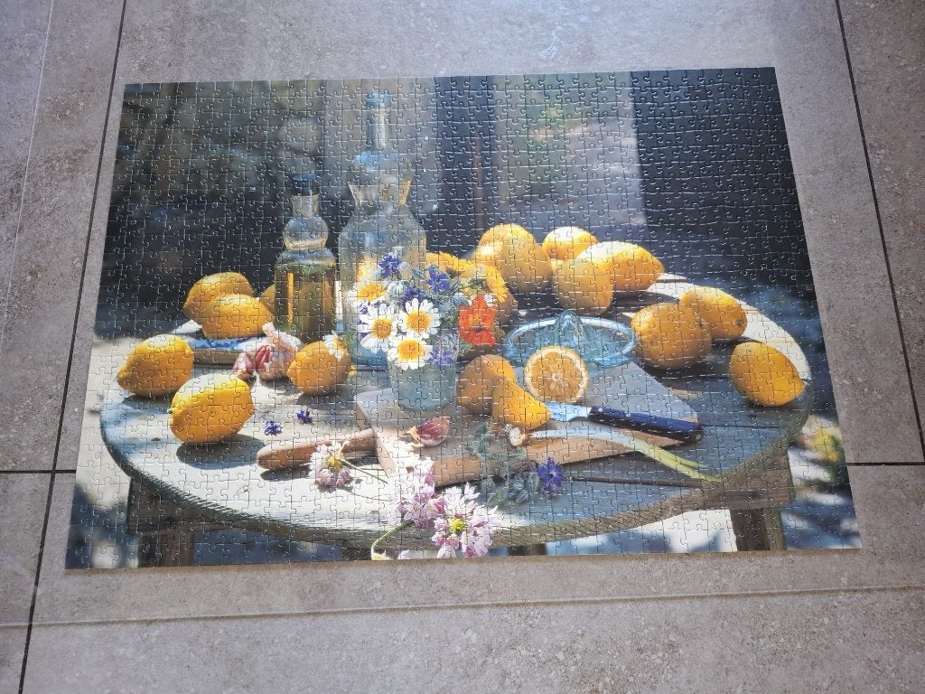 Puzzel bloemenvaas 1000 stukjes citroenen op tafel 1000, Ophalen of Verzenden, 500 t/m 1500 stukjes, Zo goed als nieuw, Legpuzzel